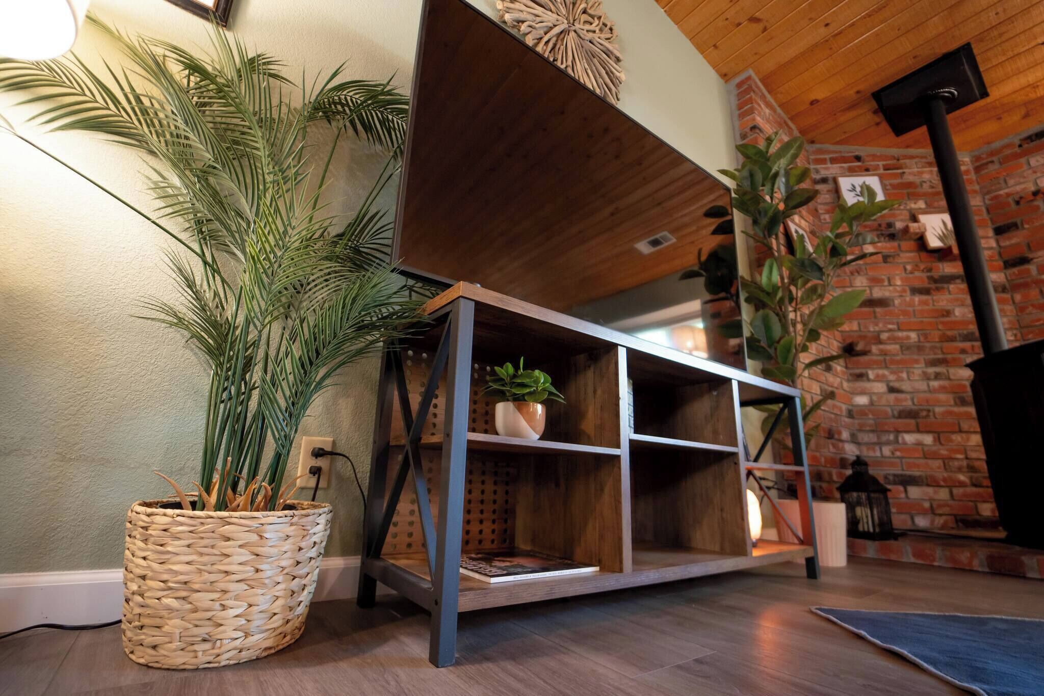 House, 3 Bedrooms, Smoking | Living room | Books