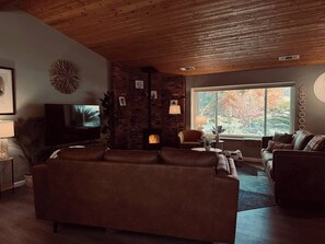 Living area - Magic Sequoia Spacious Home (Three Rivers)