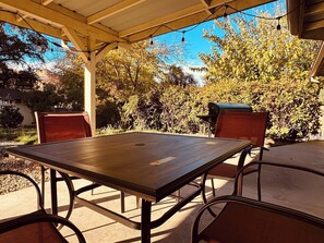 Outdoor dining - Magic Sequoia Spacious Home (Three Rivers)