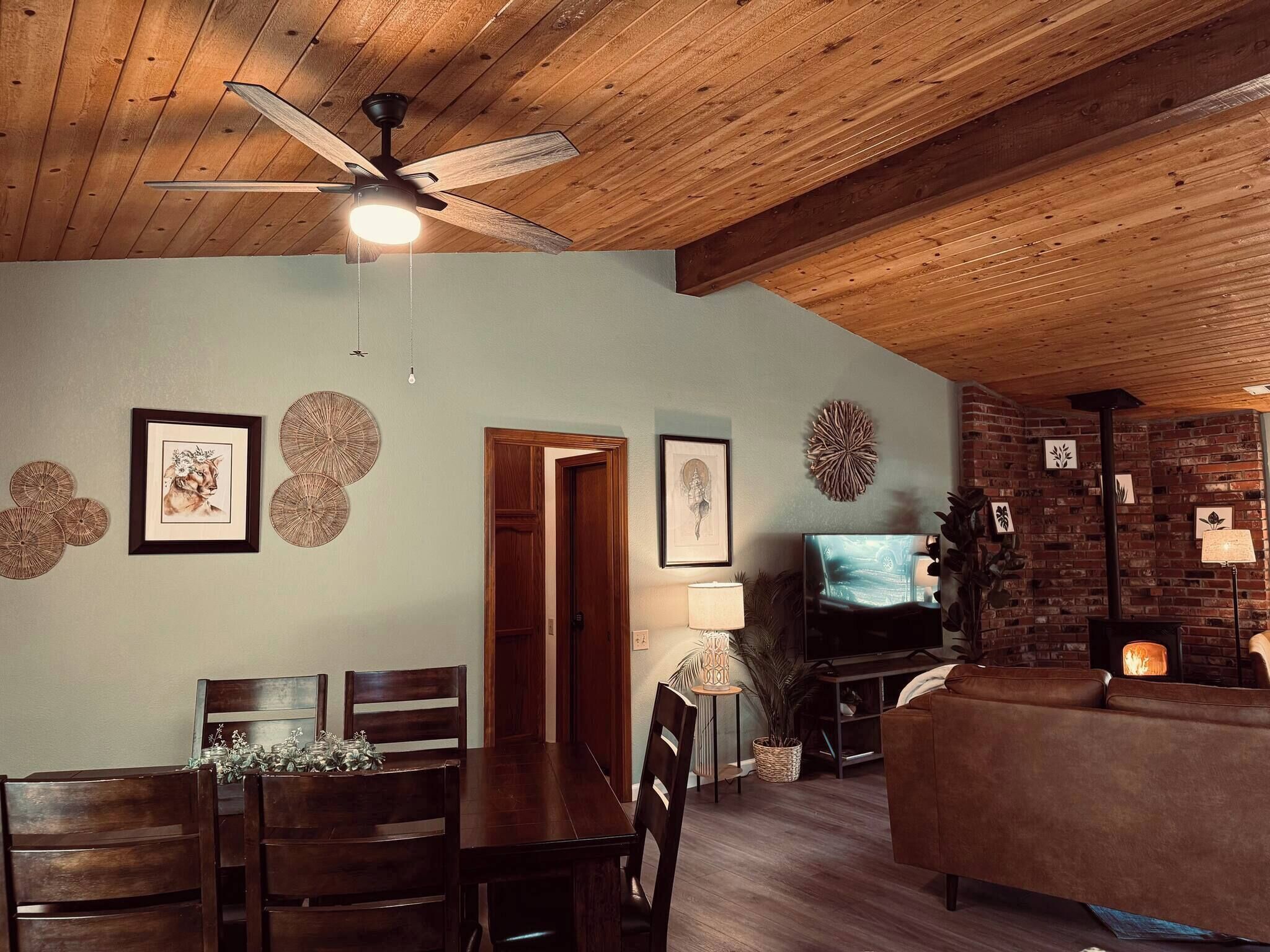 ハウス 3 ベッドルーム 喫煙可 | リビング エリア | 書庫