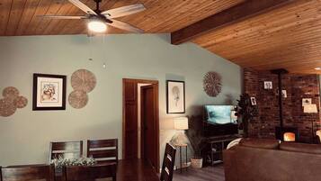 House, 3 Bedrooms, Smoking | Living area | Books