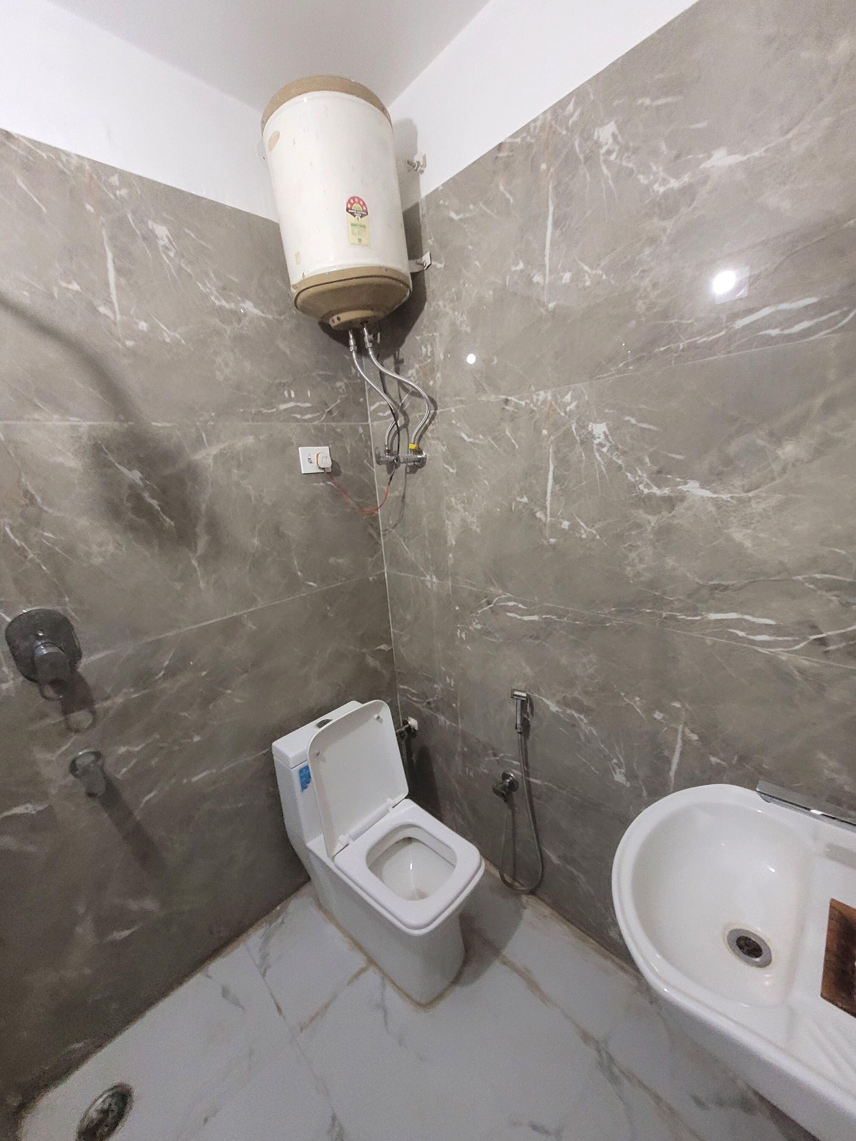 Produtos de toalete grátis, toalhas de banho, sabonete, shampoo