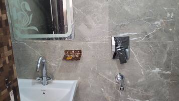 Gratis toalettartiklar, handdukar, tvål och schampo