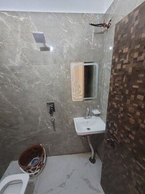 Doppelzimmer | Badezimmer | Dusche, kostenlose Toilettenartikel, Handtücher, Seife