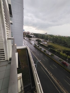 Signature Studio, 1 Queen Bed with Sofa bed, Balcony, City View | Balcony