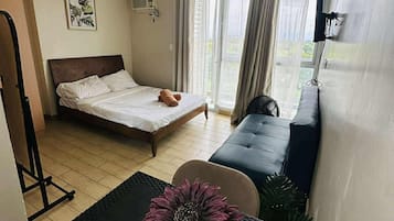 特色開放式客房, 1 張加大雙人床及 1 張梳化床, 露台, 城市景 | 客廳 | 30 吋智能電視連數碼電視頻道