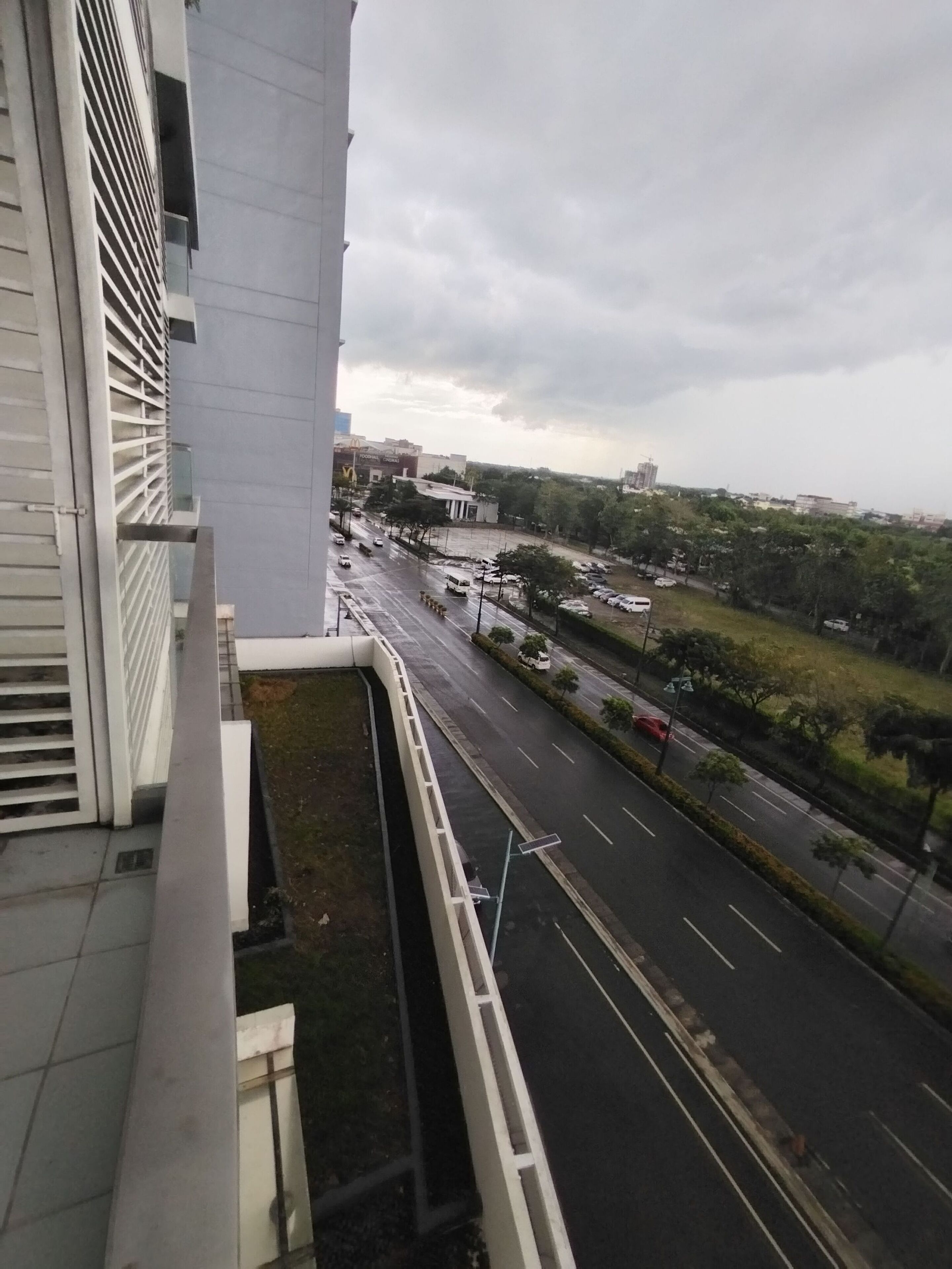 Signature studio, 1 queensize bed met slaapbank, balkon, uitzicht op de stad | Uitzicht vanaf balkon