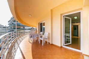 Outdoor dining - Mediterranean Sea View Apartment: Beachfront, Wi-Fi, Air Conditioning, Terrace, Pool (Fuengirola)