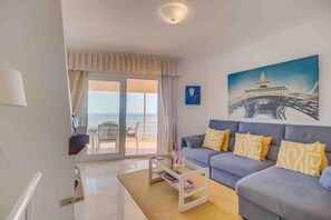 TV - Mediterranean Sea View Apartment: Beachfront, Large terrace, Air Conditioning, Wi-fi, Pool. (Fuengirola)