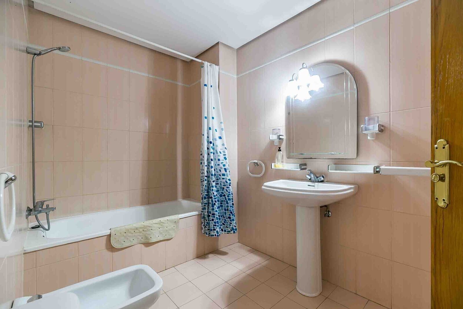 Een douche, een haardroger, handdoeken