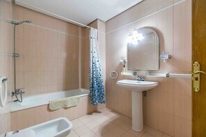 Shower, hair dryer, towels - Mediterranean Sea View Apartment: Beachfront, Wi-Fi, Air Conditioning, Terrace, Pool (Fuengirola)