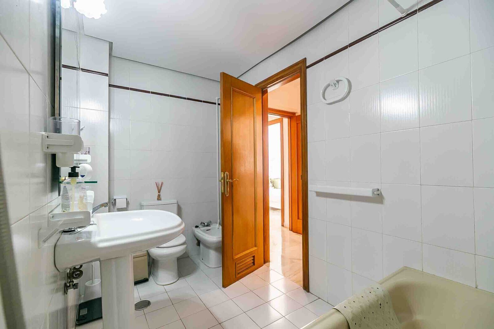 Regadera, secadora de cabello, toallas 