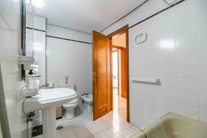 Douche, sèche-cheveux, serviettes fournies