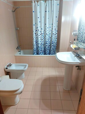 Shower, hair dryer, towels - Mediterranean Sea View Apartment: Beachfront, Large terrace, Air Conditioning, Wi-fi, Pool  (Fuengirola)