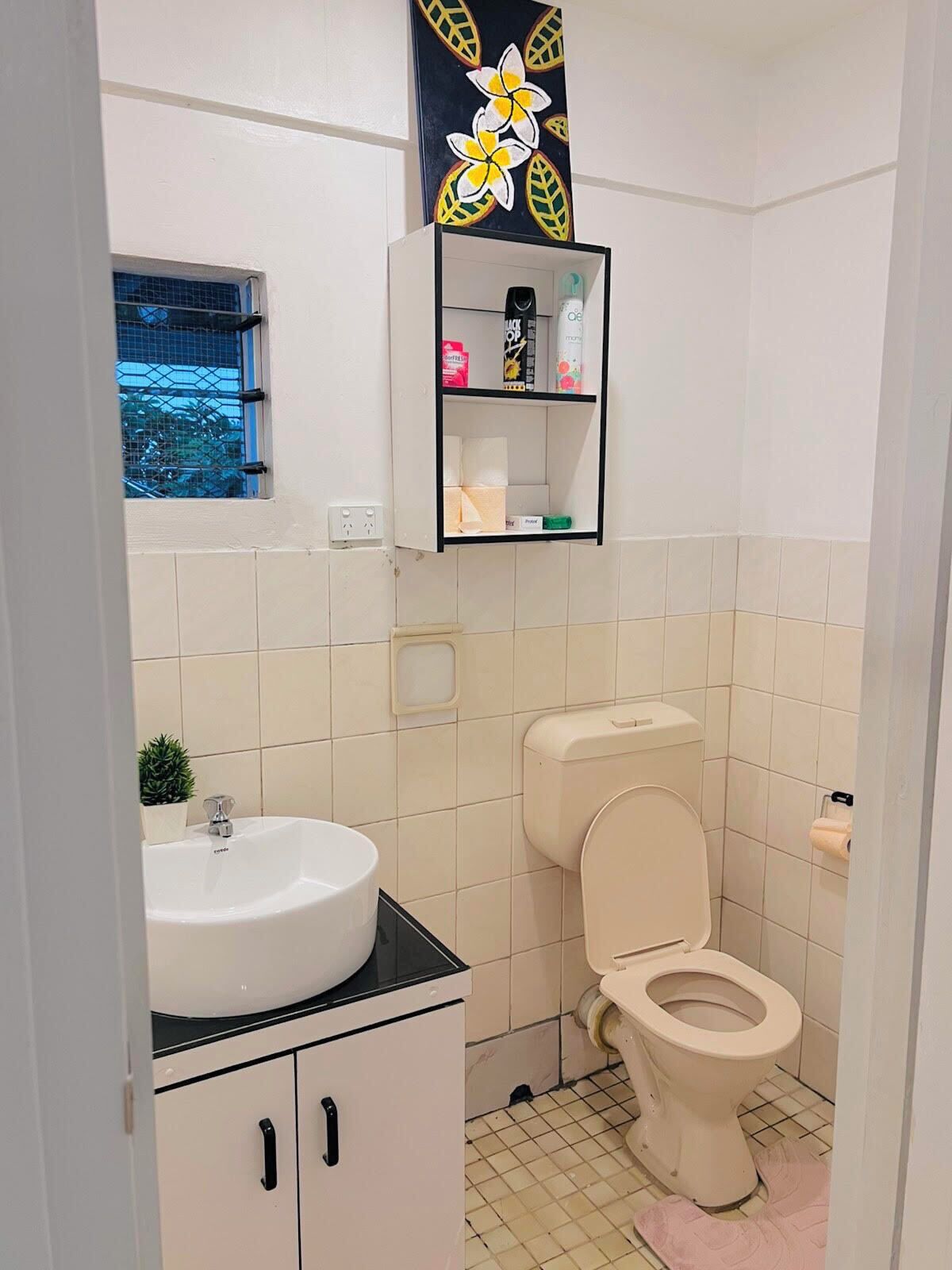 Dusj, håndklær, såpe og toalettpapir