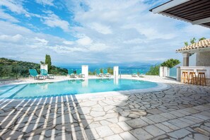 Piscine extérieure en saison
