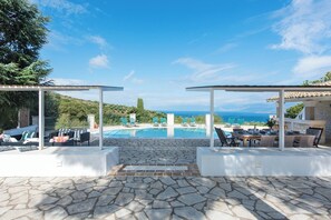 Piscine extérieure en saison