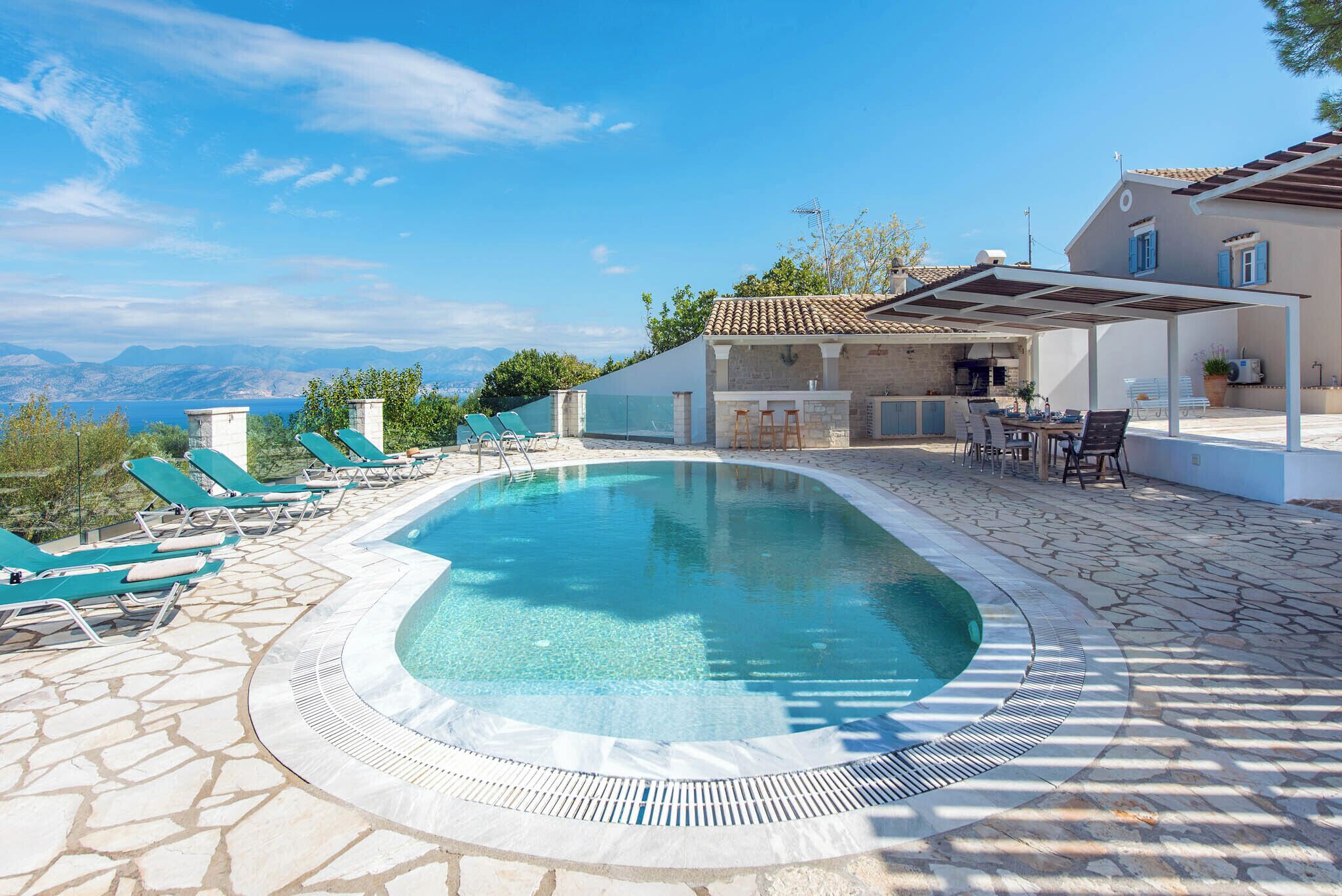 Una piscina al aire libre de temporada