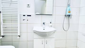 Haartrockner, Handtücher, Seife, Shampoo