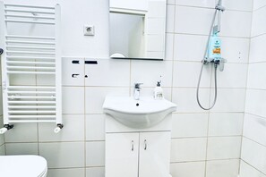 Haartrockner, Handtücher, Seife, Shampoo