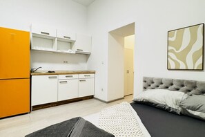 1 bedroom, bed sheets - Affordable Studio Apt. w/ Kitchen 7-Min Ottakring (Vienna)
