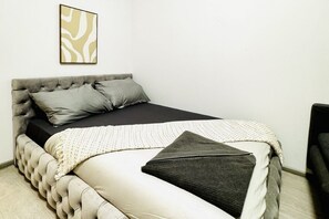 1 bedroom, bed sheets - Affordable Studio Apt. w/ Kitchen 7-Min Ottakring (Vienna)