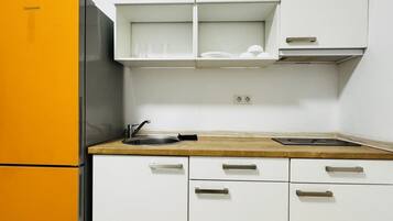 Fridge, oven, stovetop, coffee/tea maker