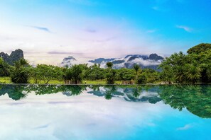 Outdoor pool, pool umbrellas, sun loungers - Lisha Garden Resort (Vang Vieng)