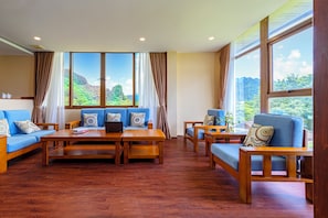Suite Exécutive, balcon, vue jardin | Coin séjour