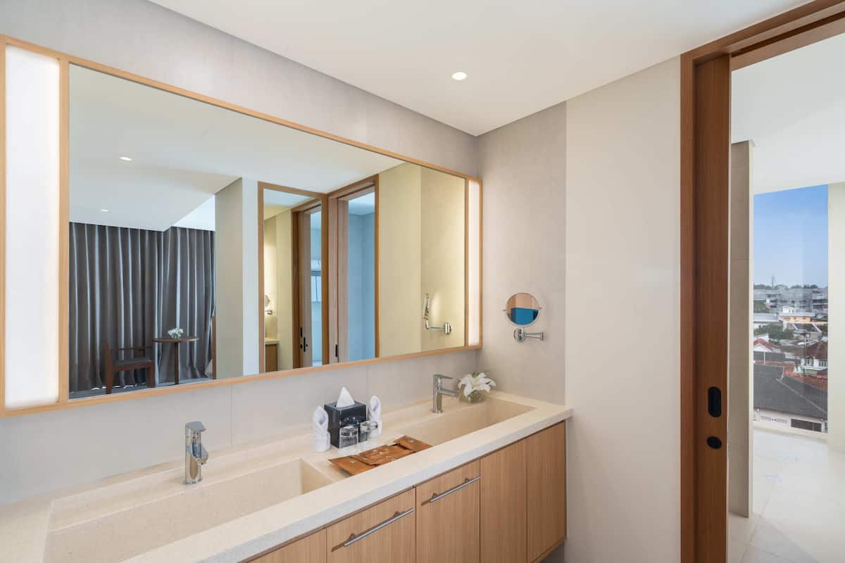 Egyptian cotton sheets, premium bedding, iron/ironing board