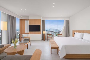 尊贵套房, 1 张特大床 | 埃及棉床单、高档床上用品、客房内保险箱、办公桌