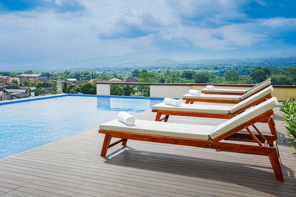 Kolam renang outdoor