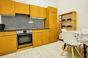 Kühlschrank, Ofen, Herdplatte, Wasserkocher mit Kaffee-/Teezubehör