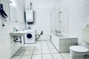 Shower, hair dryer, towels, soap - Affordable Apt | 4 Min to Stadthalle & U6 Metro (Vienna)