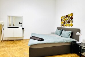 1 bedroom, iron/ironing board, bed sheets - Affordable Apt | 4 Min to Stadthalle & U6 Metro (Vienna)