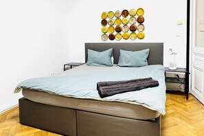 1 dormitorio, tabla de planchar con plancha, ropa de cama