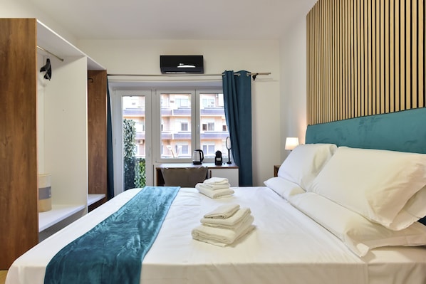 Comfort tweepersoonskamer | Een kluis op de kamer, een bureau, een laptopwerkplek