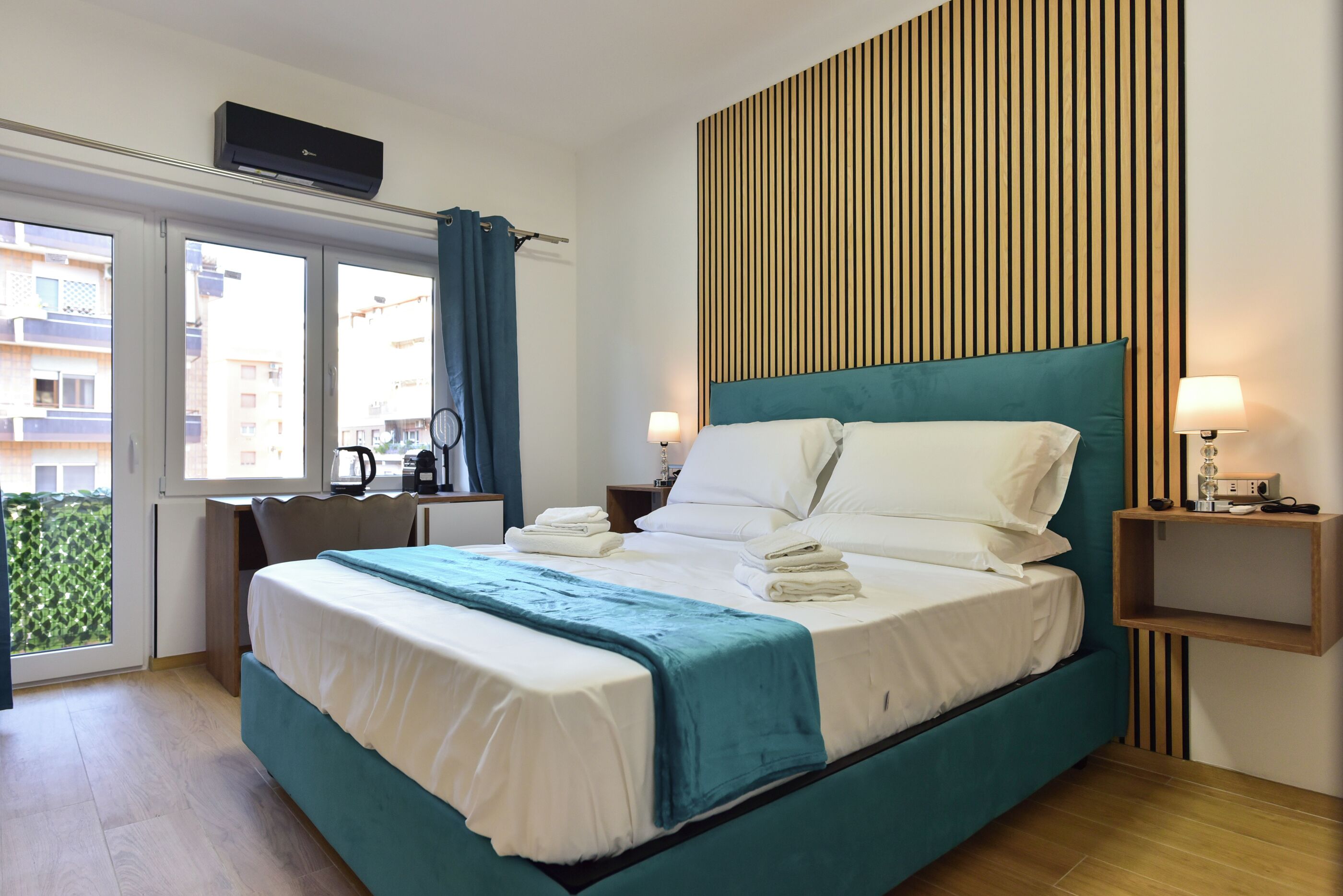 Kahden hengen comfort-huone | Tallelokero huoneessa, työpöytä