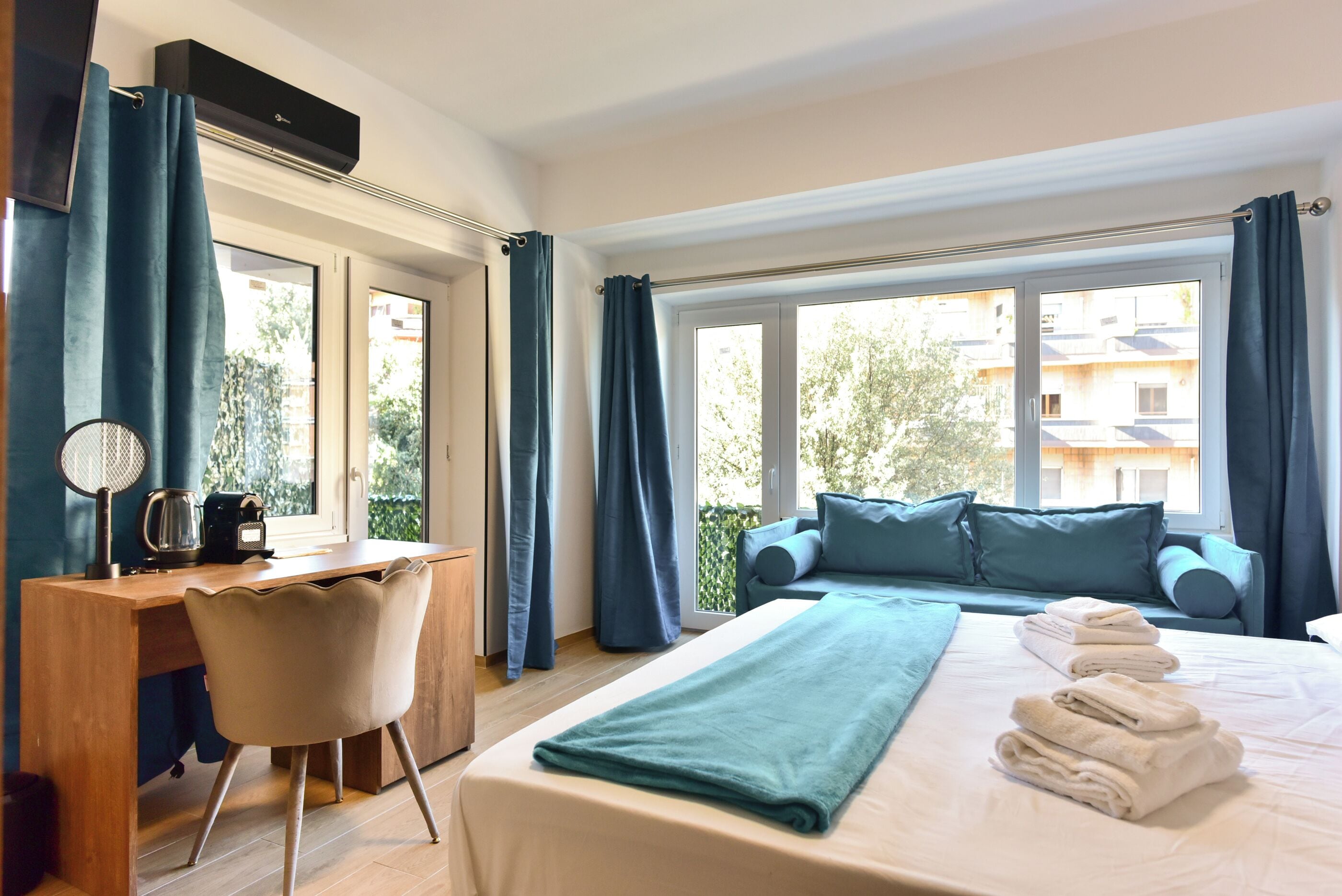 Kolmen hengen deluxe-huone | Tallelokero huoneessa, työpöytä