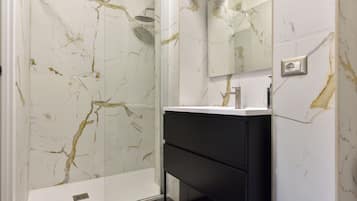 Een douche, een haardroger, handdoeken, zeep