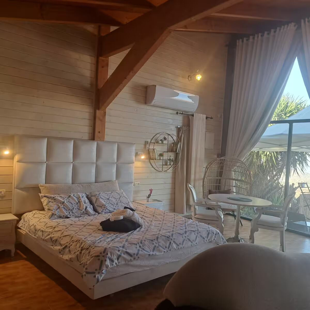 1 dormitori, planxa i posts de planxar, wifi i roba de llit 