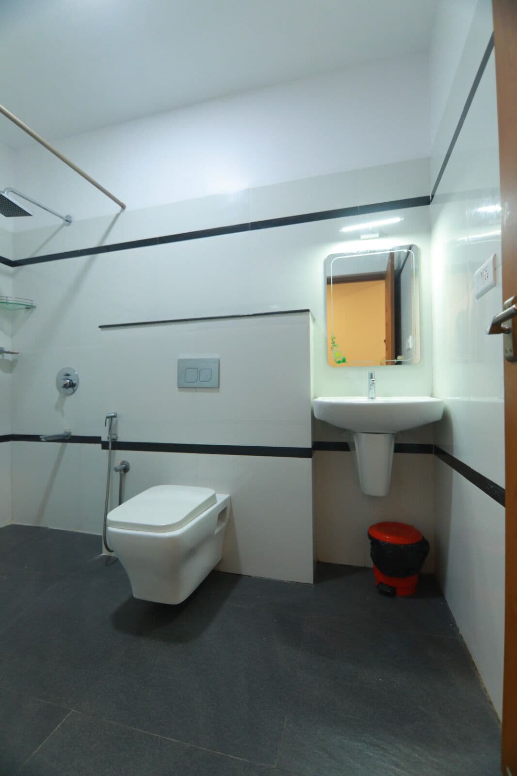 Une petite salle de bain comprenant des toilettes, un lavabo et une douche.