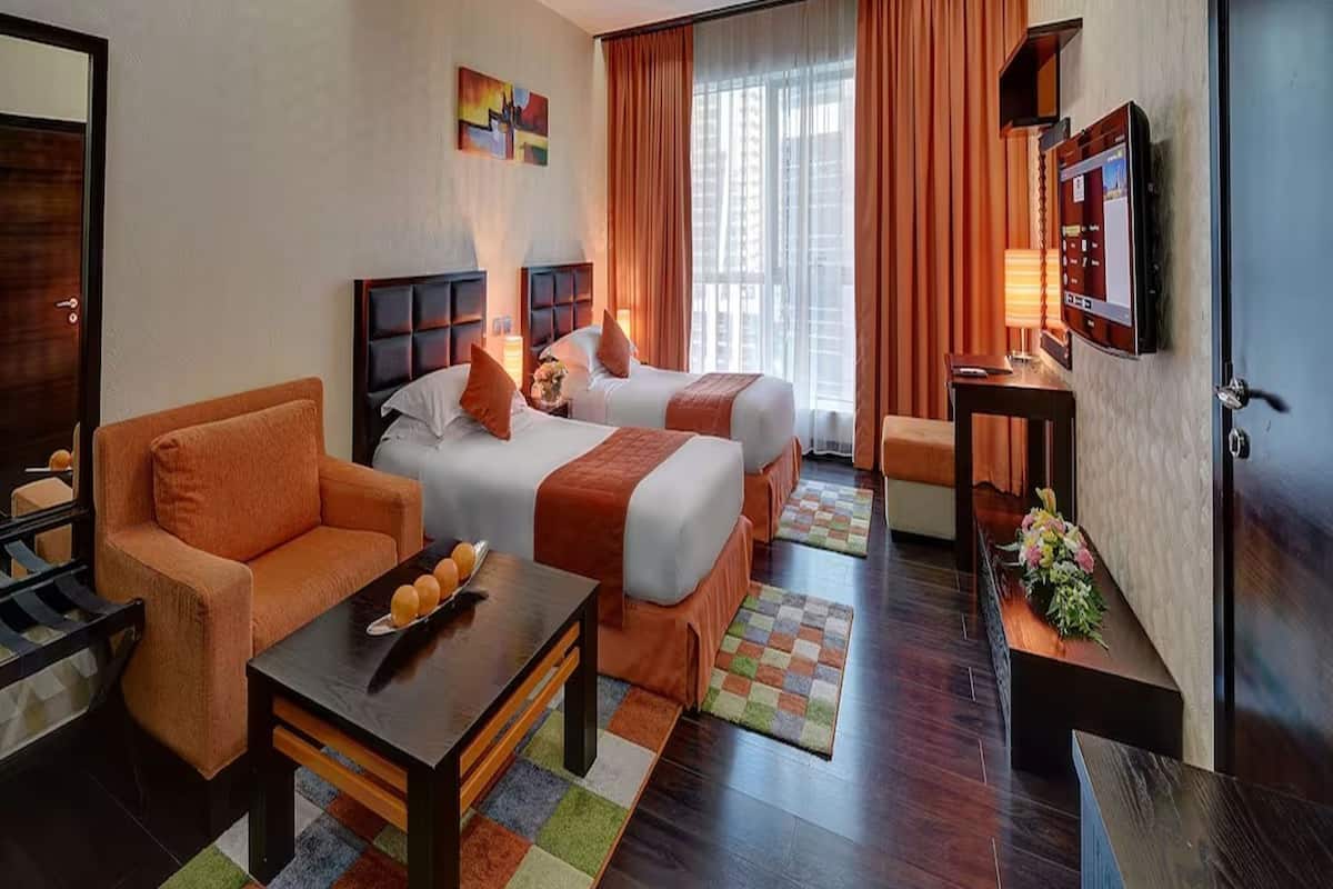 Deluxe Studio, 2 Single Beds | In-room safe, desk, free WiFi, bed sheets