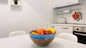 Frigorifero, microonde, forno, piano cottura