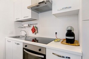 Een koelkast, een magnetron, een oven, een kookplaat