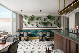 Bar en la azotea con vistas al mar (abre todos los días)