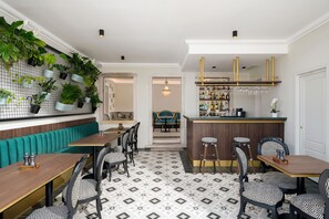 Takterrassebar, utsikt mot havet, åpen hver dag