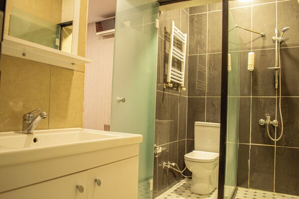 Basic Double Room | Bathroom | Hair dryer, slippers, soap, shampoo - Central Stay (İstanbul)