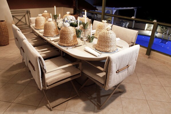 Outdoor dining - Casa Taylor Luxury 4BR with private pool (Kalivia Thorikou)