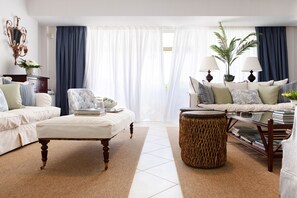 Living area - Casa Taylor Luxury 4BR with private pool (Kalivia Thorikou)